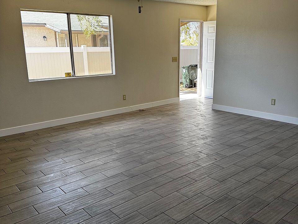 LIVING ROOM / ENTRY