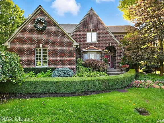 3rd image of 8033 Pine Ridge Ct