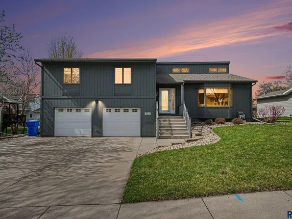 915 Jennifer St, Madison, SD 57042