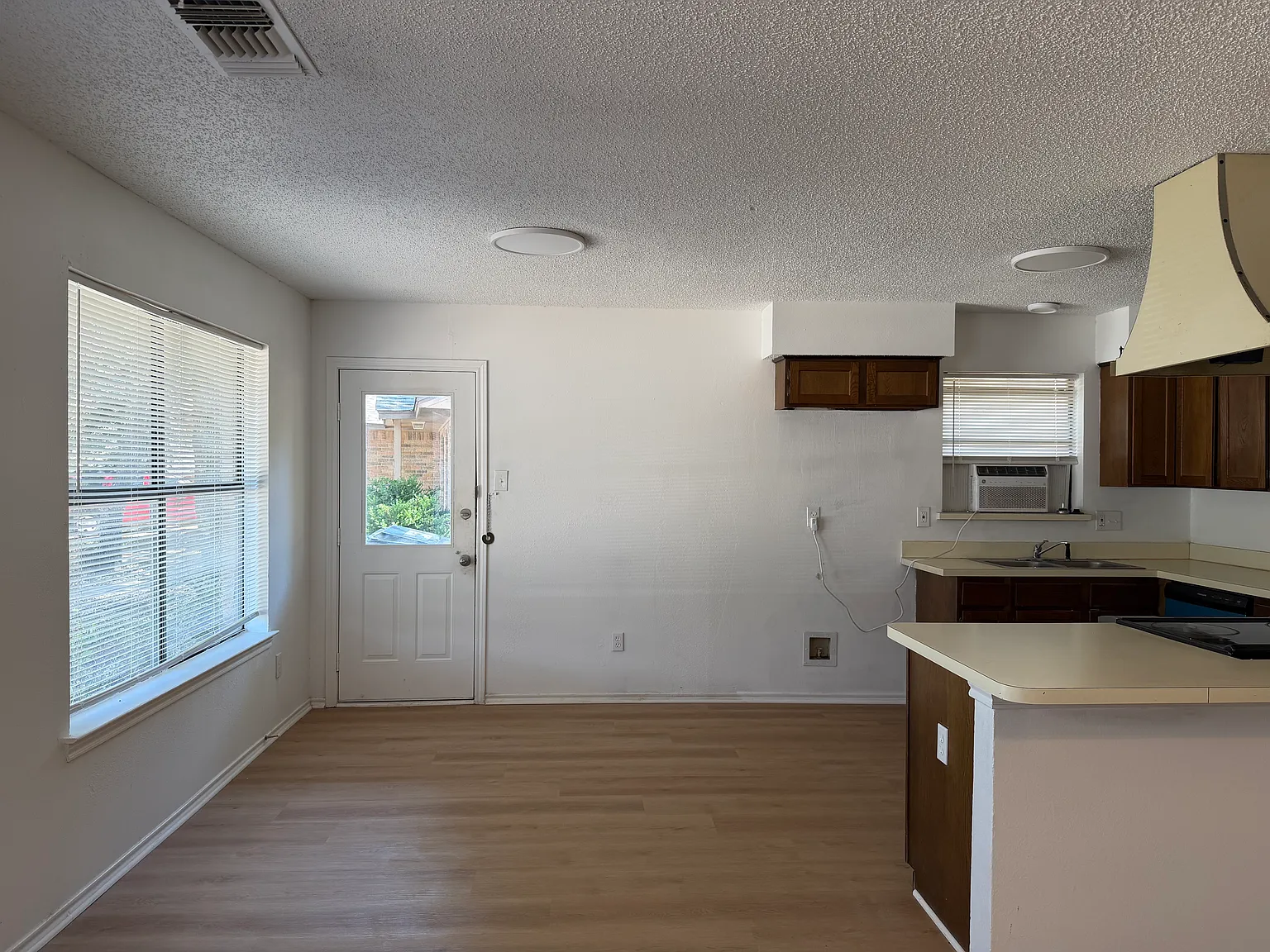 2 bed, 1105 sqft, $1,650 — Photo 4
