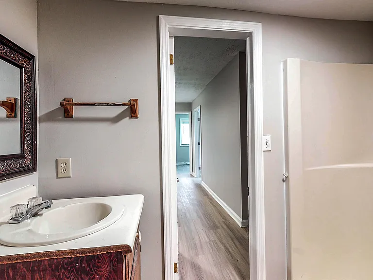 Floor 1 - Full Bathroom