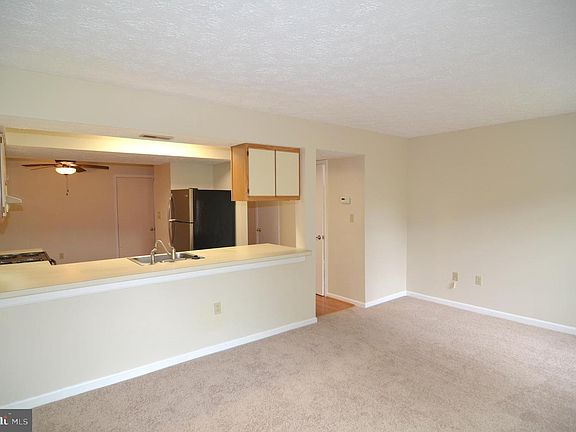5th image of 46358 Columbus Dr