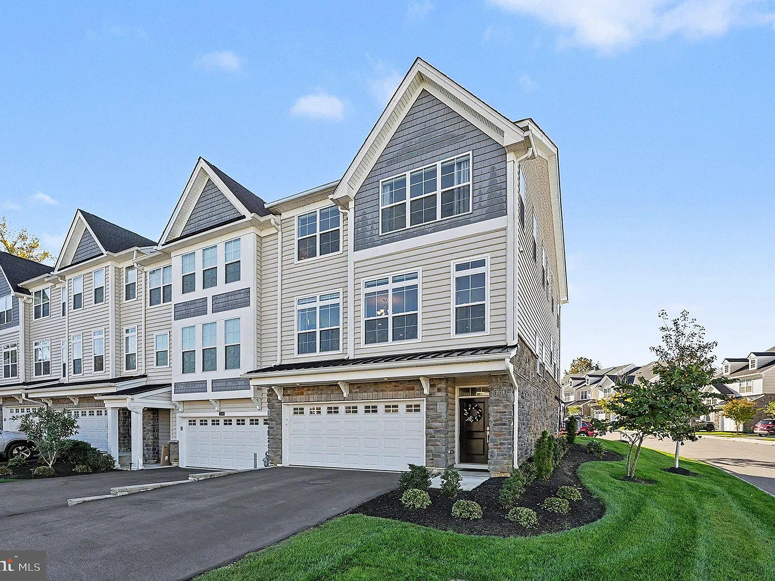 4 bed, 3.5 bath, 2438 sqft, $4,500 — Photo 3