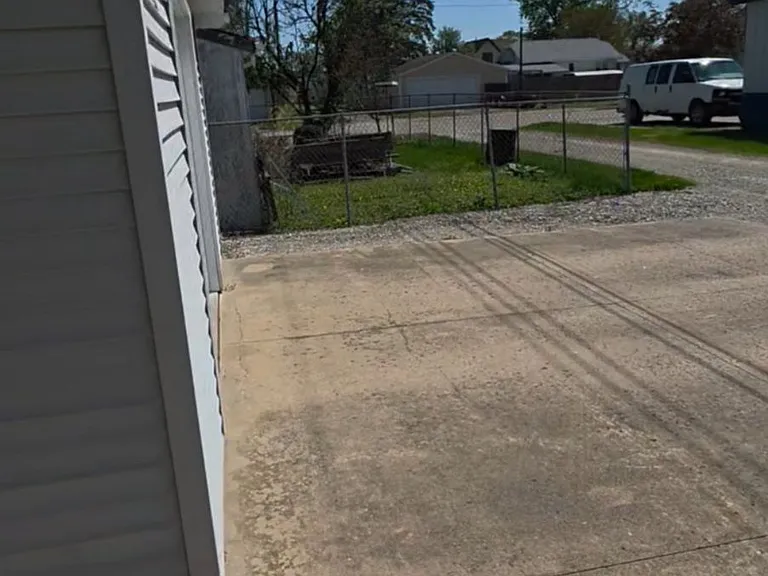 924 Clinton Ave — Photo 11