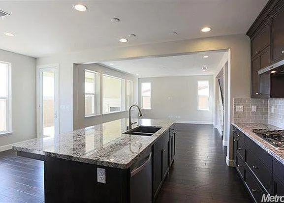 4 bed, 2474 sqft, $3,965 — Photo 2