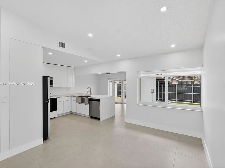 4530 SW 143rd Pl — Photo 8