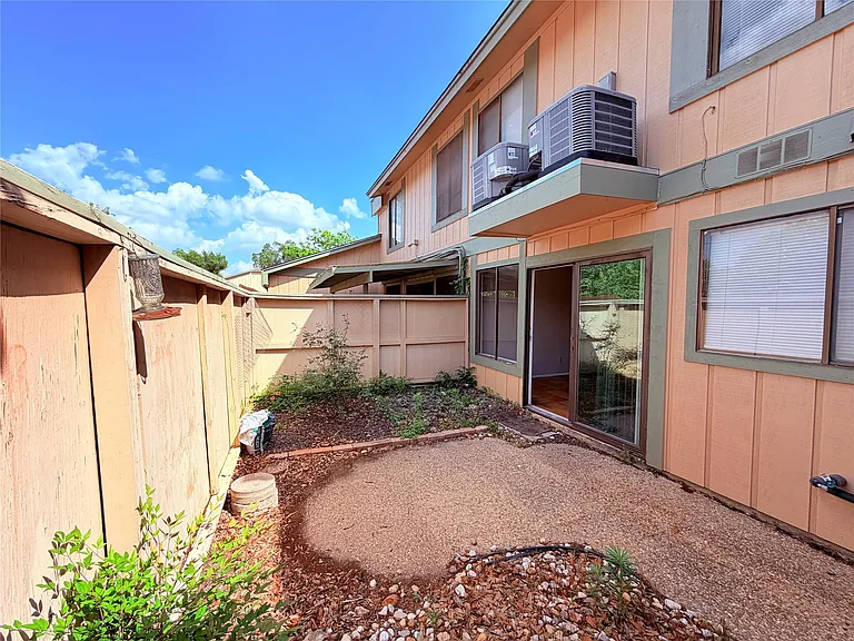 9611 Blue Creek Ln — Photo 33