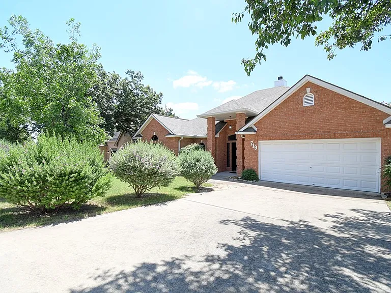 719 Oak Hollow Dr — Photo 2