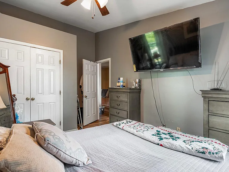 274 Robert St — Photo 19