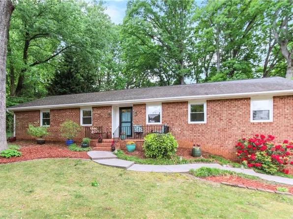 6834 Rollingwood Dr, Clemmons, NC 27012