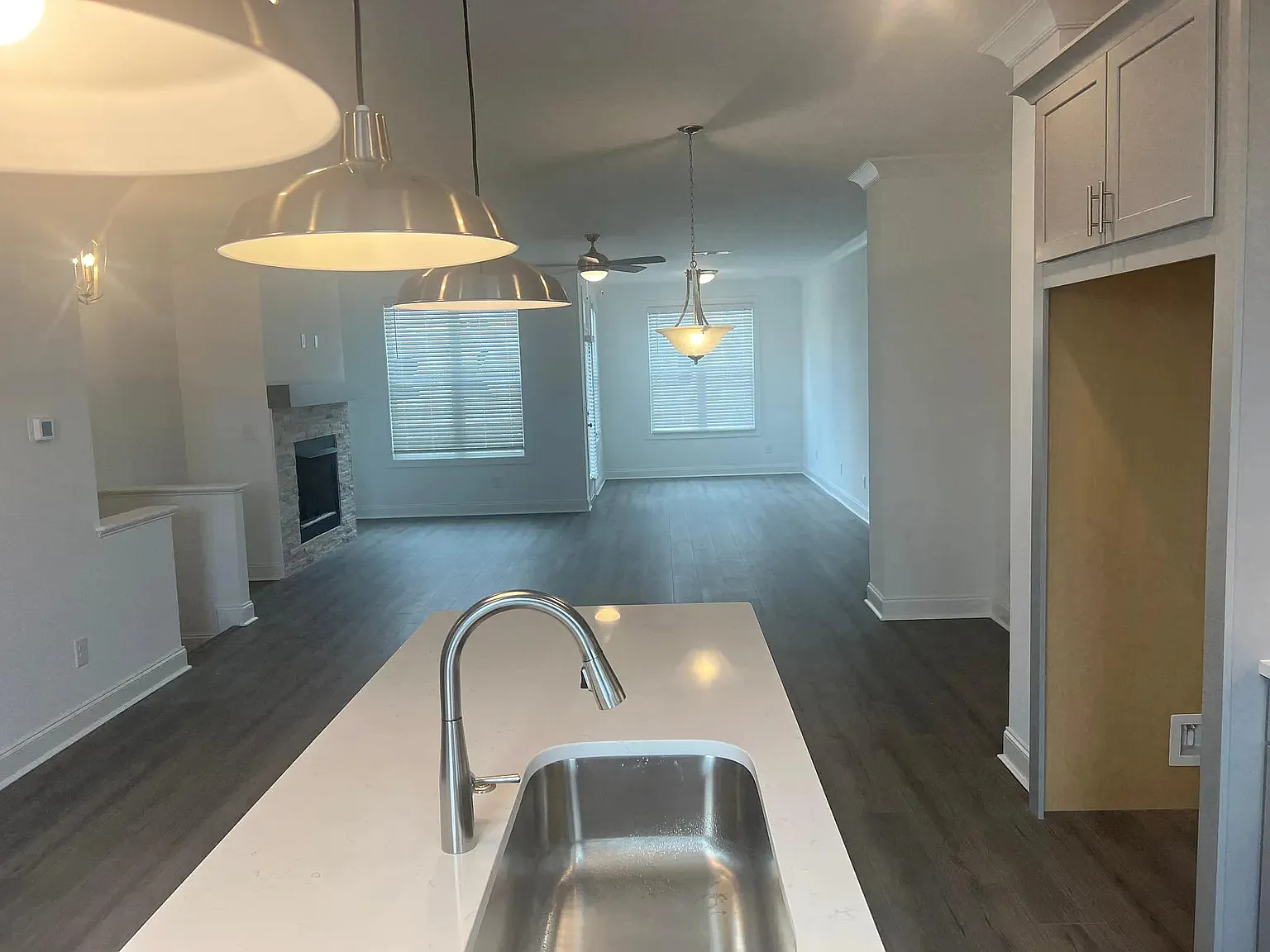 3 bed, 3.5 bath, 2084 sqft, $3,000 — Photo 3