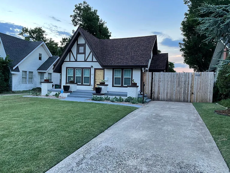1927 NW 20th St — Photo 3