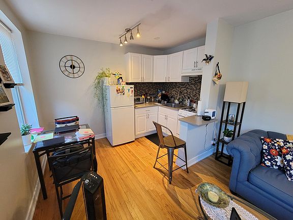2nd image of 1369 W Greenleaf Ave #6