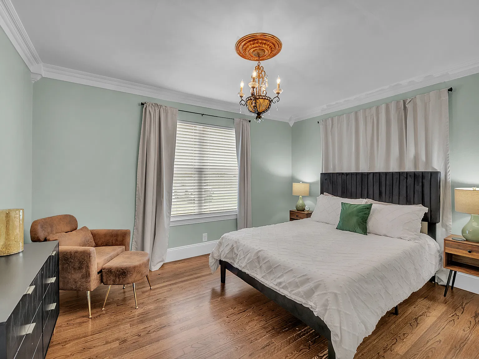 2 bed, 900 sqft, $2,660 — Photo 3