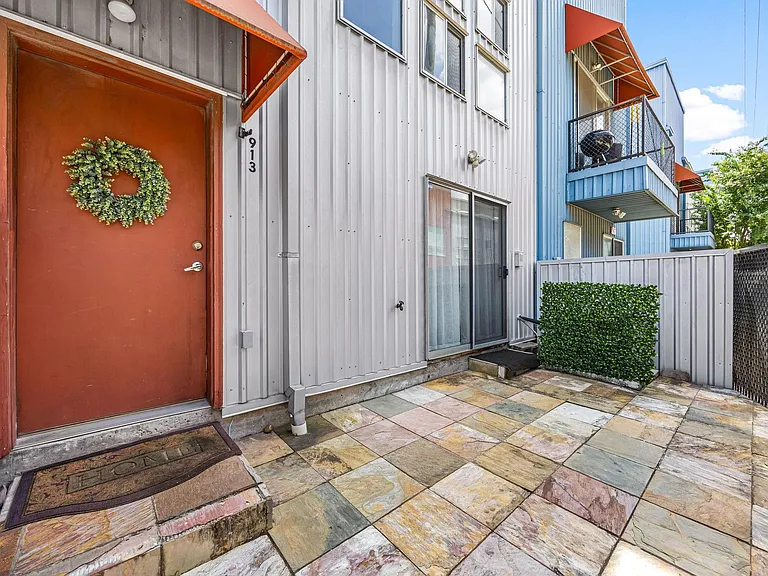 913 Robin St — Photo 2