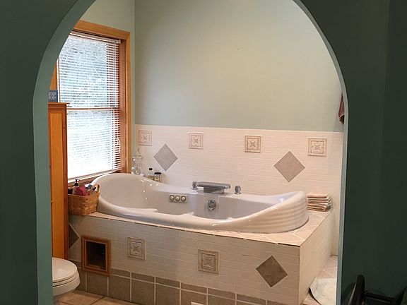 Master Bath -  Jacuzzi Tub