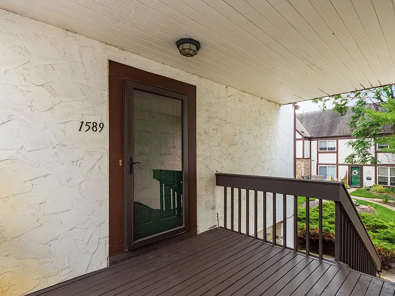 1589 Arlington Ave — Photo 2