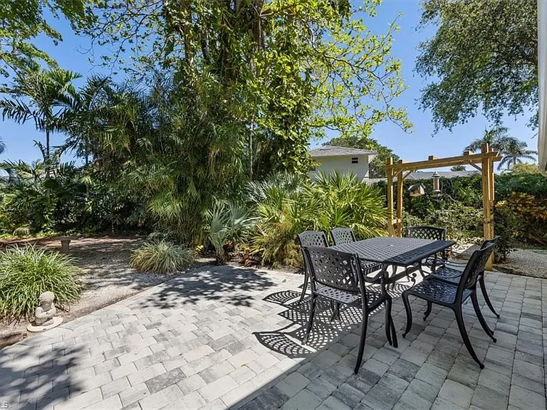 587 Parkwood Ln — Photo 19