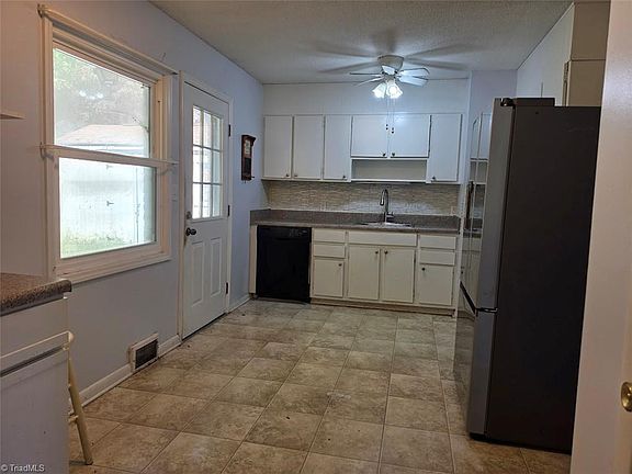 4th image of 379 W Maple Ave