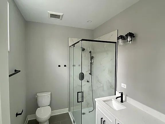 2nd image of 2219 N Clybourn Ave