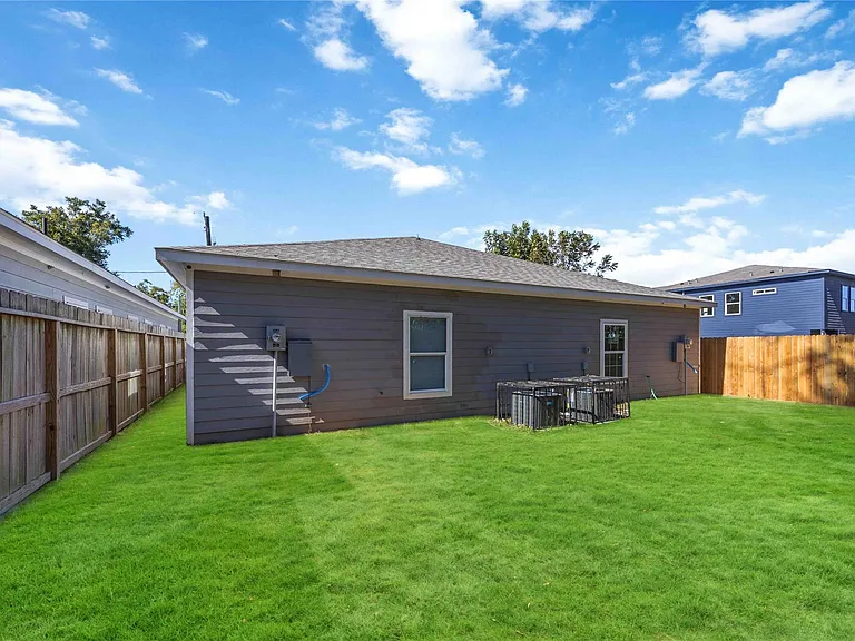 2708 Sam Wilson St — Photo 14
