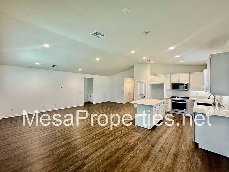 5229 Jarvis Ln — Photo 7
