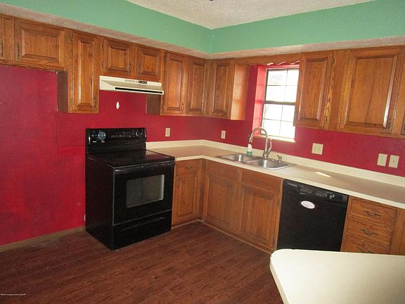3rd image of 102 S Railroad Ave
