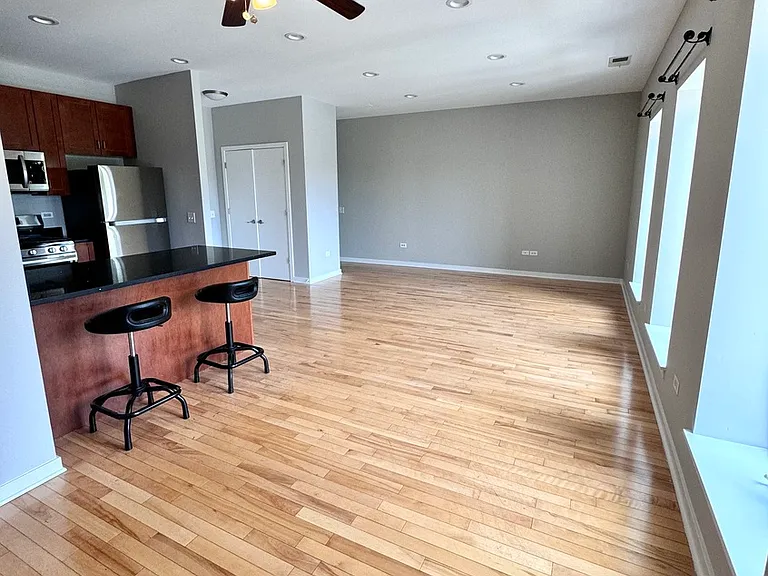 1075 W Roosevelt Rd #305 — Photo 12