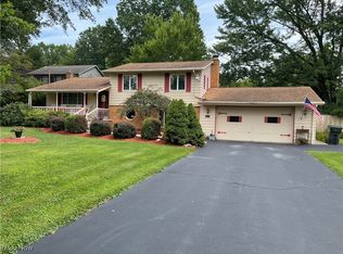 1453 Melbourne Dr, Girard, OH 44420