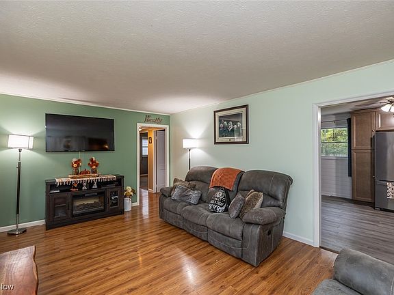 3rd image of 458 W Park Blvd N