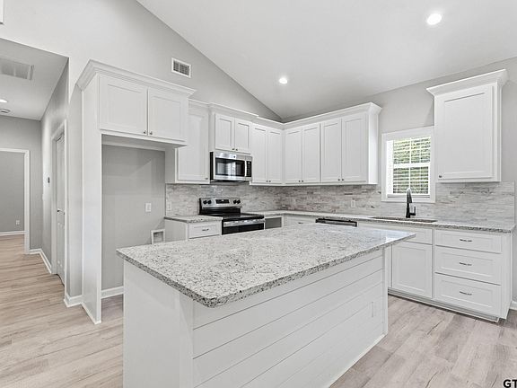 4th image of 152 Royal Dr W
