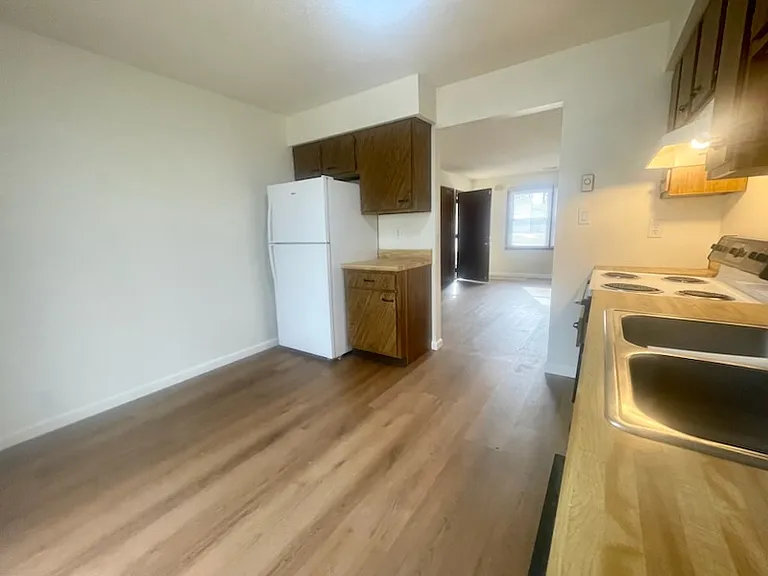 400-402 W Charter Dr #2 — Photo 2