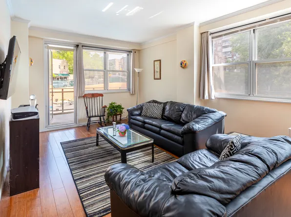 555 Kappock Street image 4 of 19