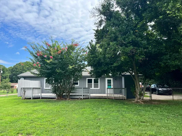 3326 Paula Cir, Charlotte, NC 28216