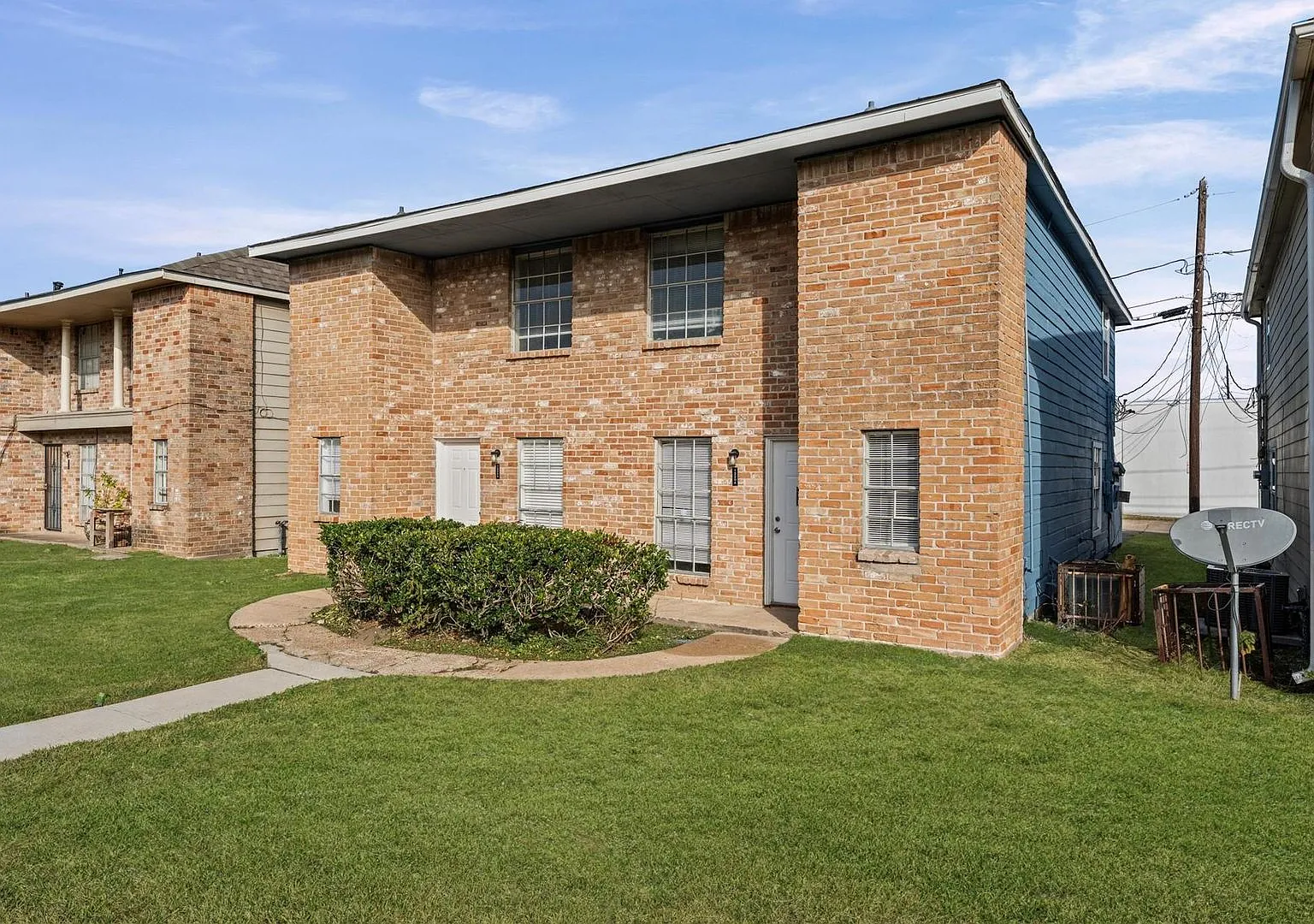Welcome to this beautifully remodeled duplex offering the perfect opportunity for homeowners and ... — Photo 4