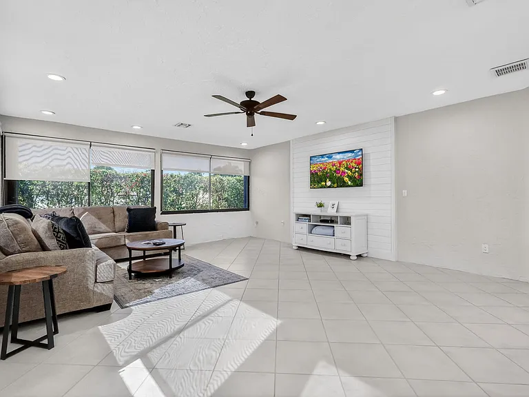 870 NW 32nd Ave — Photo 18