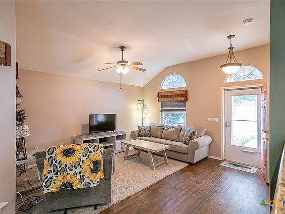 4th image of 208 Yellowstone Dr