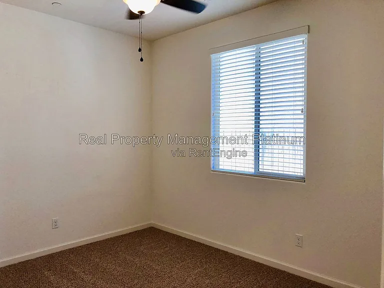 3031 N Schneider Ave — Photo 11