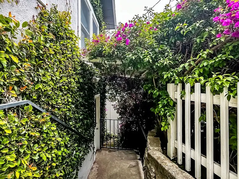Unbelievable Stand-Alone 2-Bedroom House in Prime West Hollywood Hills — Photo 33