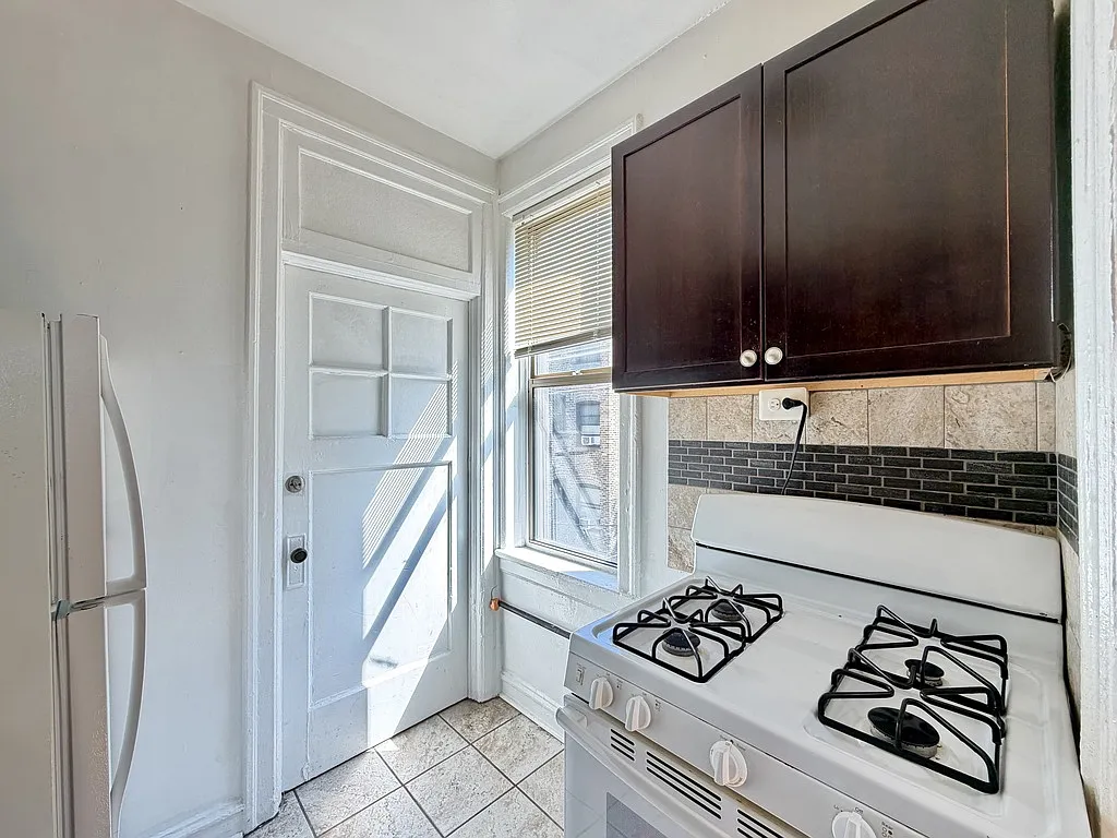 Noteworthy 1 Bed, 1 Bath at Estes + Glenwood (Rogers Park) — Photo 4