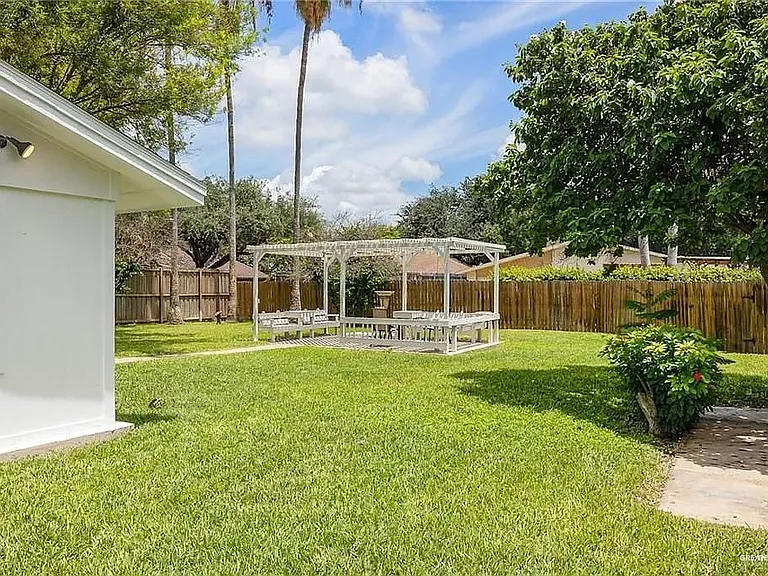 312 Xanthisma Ave — Photo 9