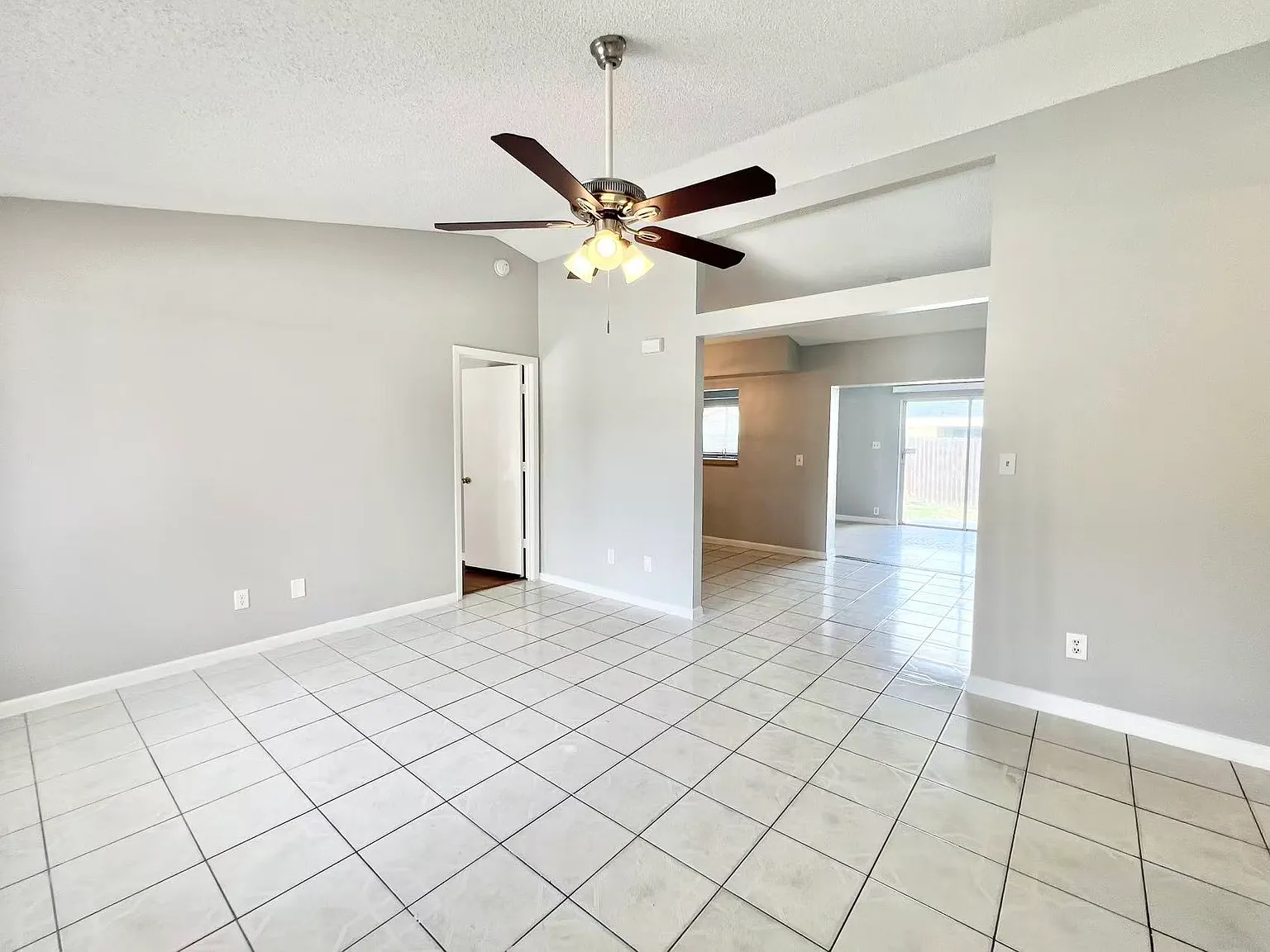 4 bed, 1600 sqft, $2,150 — Photo 3