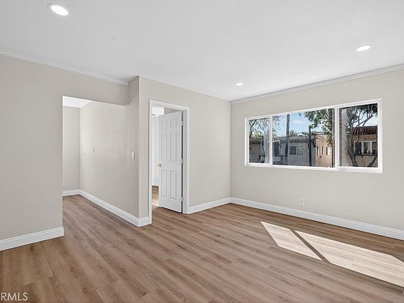 5th image of 925 E Appleton St