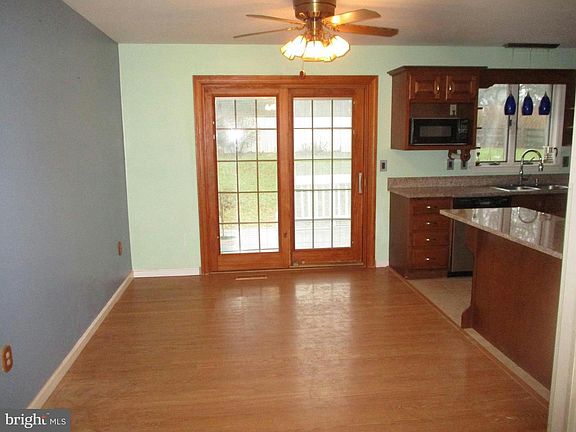 3rd image of 201 W Walnut Tree Dr