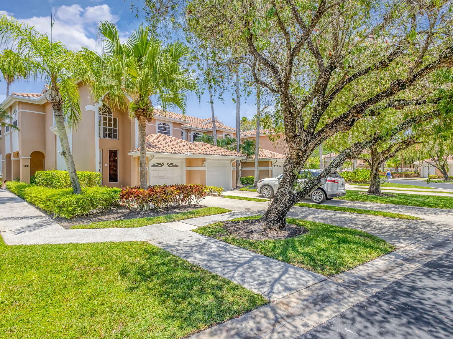 3 bed, 2.0 bath, 2072 sqft, $7,500 — Photo 3