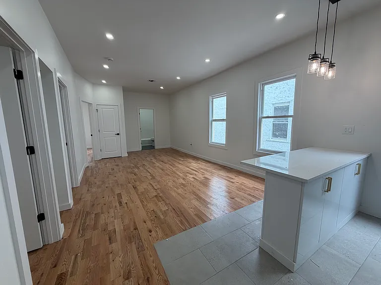 181 Woodside Ave #3F — Photo 1