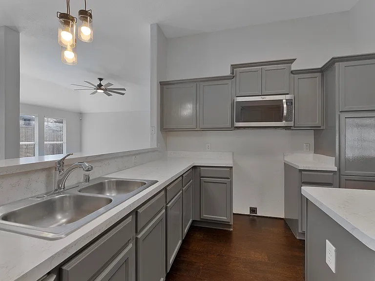 605 Clearbrook St — Photo 2