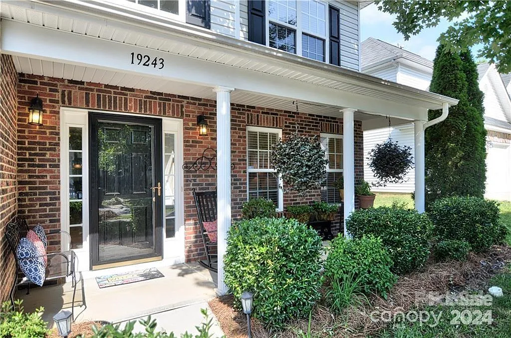 4 bed, 2.5 bath, 2275 sqft, $2,495 — Photo 3