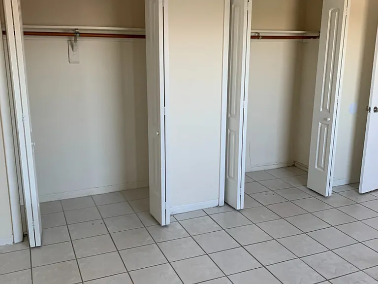 Jaclyn Apartments — Photo 30