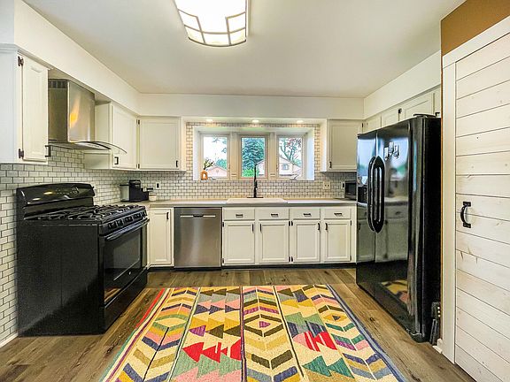 5th image of 1492 Spruce Dr